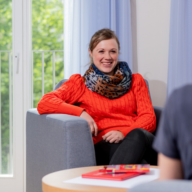 junge Patientin im Gespräch mit Therapeutin