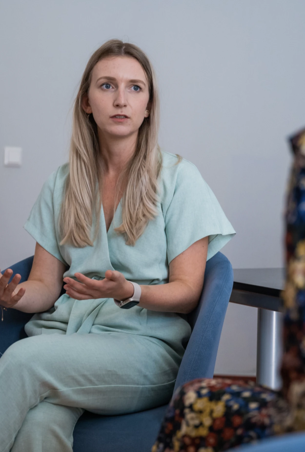 Therapeutin sitzt auf einem Stuhl