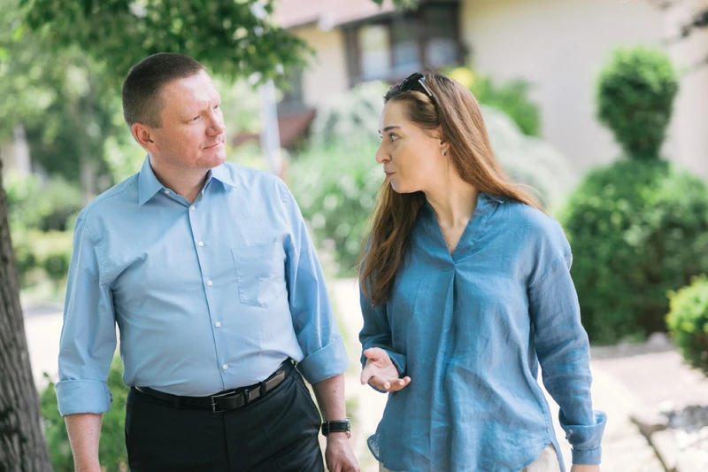 ein mann und eine frau spazieren draußen
