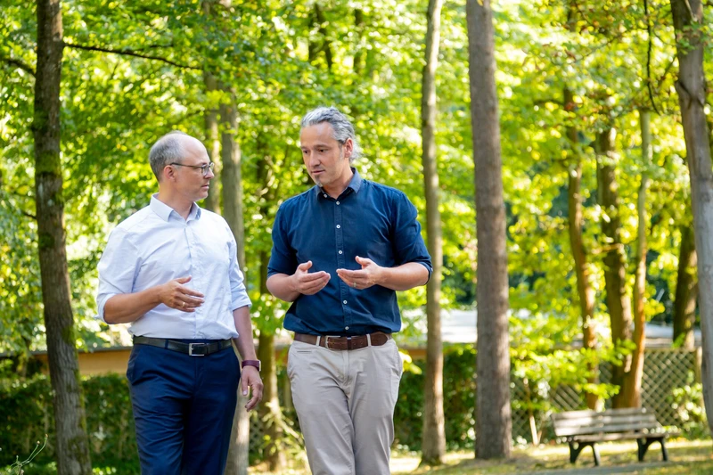 Arzt und Patient laufen draussen im wald