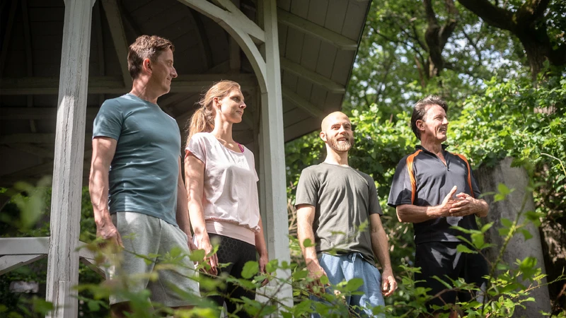 eine gruppe von menschen steht draußen in der natur